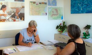 Operatrice parla con una famiglia