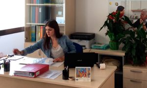 Operatrice NOIconVOI nell'ufficio di Montebellluna